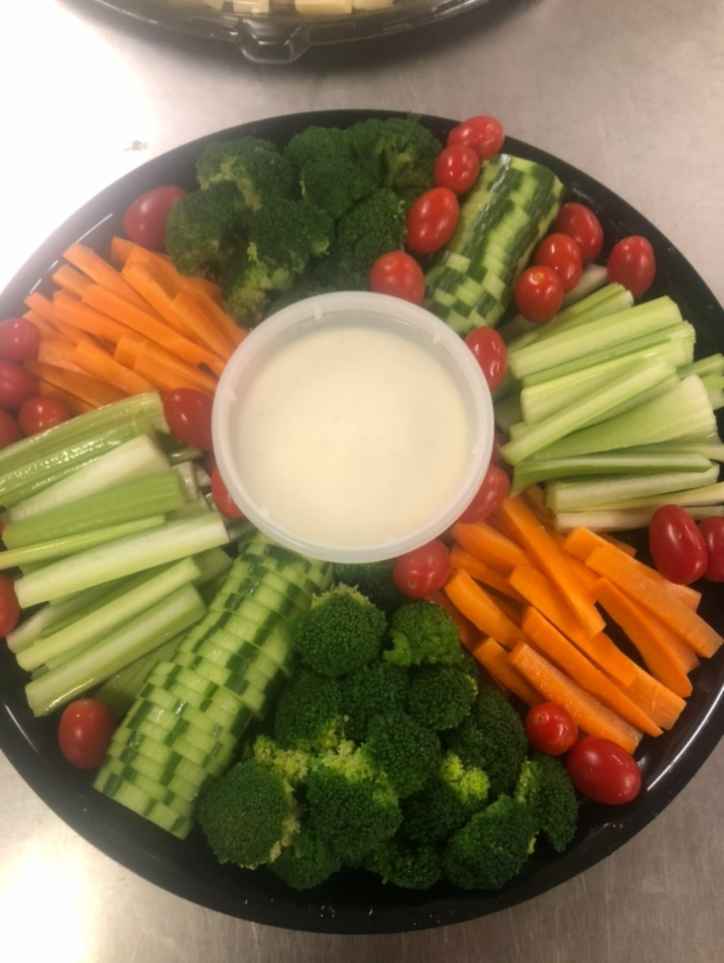 Fresh vegetable crudités platter with dip